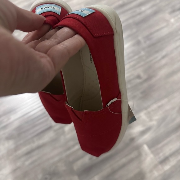 Toms Red Flats Classic Canvas Loafers in kids size 13.5 - Picture 4 of 4